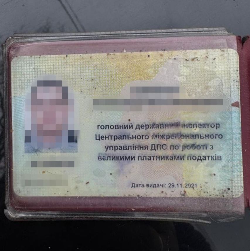 У Києві на хабарі 20 тис. доларів затримали головного державного інспектора ДПС (ФОТО)