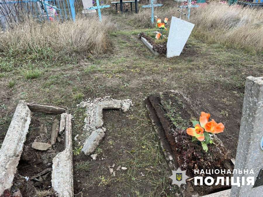 Зруйнував надгробок на кладовищі та викрав метал: у Криворізькому районі спіймали вандала