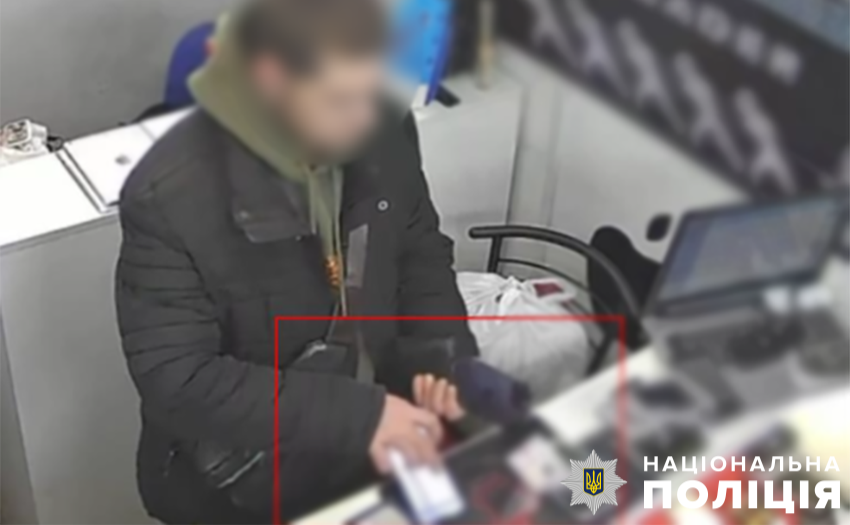 У столиці затримали чоловіка, який викрав телефон з прилавка магазина (ФОТО)