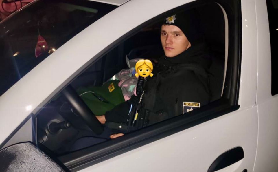 Патрульні врятували 2-річну дитину, яку п’яні батьки вивели вночі «на прогулянку» (ФОТО)