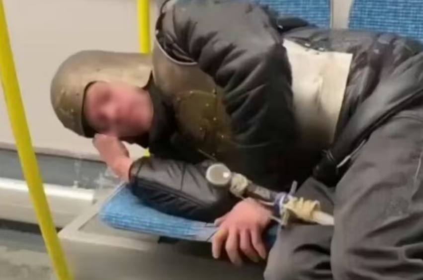 У Придніпровську в автобусі дрімав чоловік в справжніх лицарських обладунках