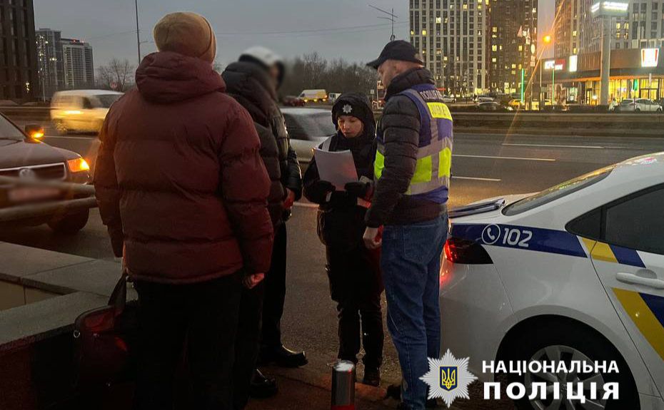 Неповнолітньому з провокативного відео в центрі Києва світить строк за зберігання бойової зброї