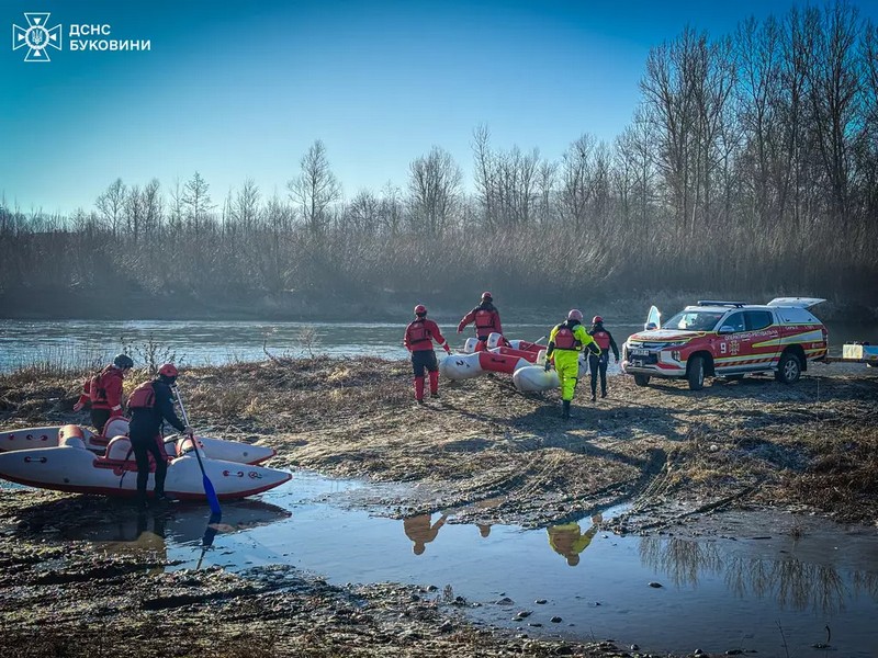 На Буковині рятувальники відшукали у річці Прут тіло потопельника (ФОТО)