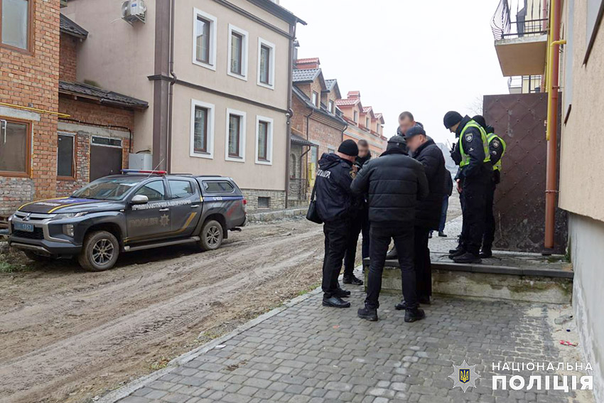 На Хмельниччині у квартирі виявили трьох мертвих чоловіків: деталі