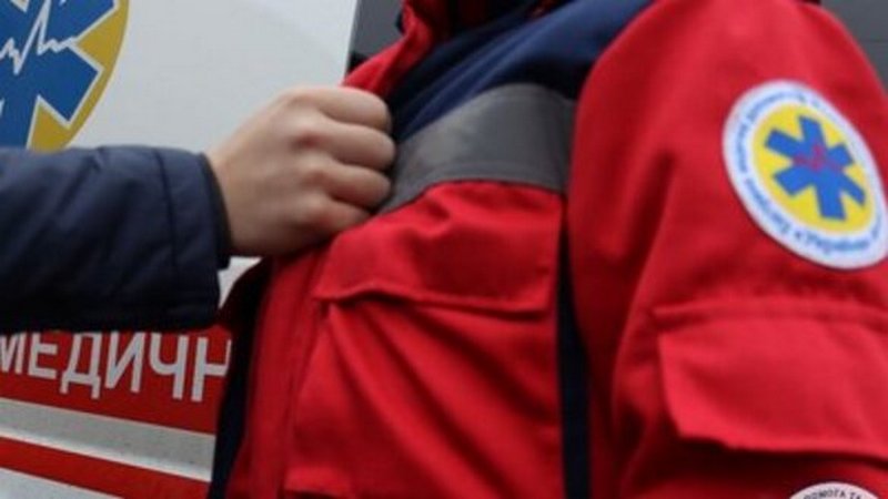 Викручував руки та зачинив в оселі: на Дніпропетровщині п'яний чоловік напав на медиків