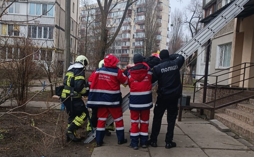 У Києві молодий чоловік упав з багатоповерхівки (ВІДЕО)