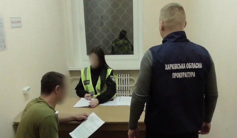 Взято під варту двох чоловіків, які побили та пограбували військового в Харкові