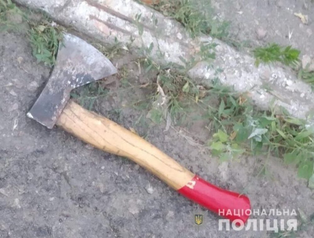 Поліцейські затримали 29-річну волинянку, яка зарубала чоловіка сокирою