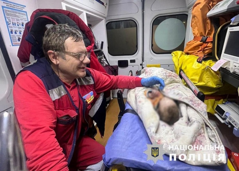 У Києві 16-річна матір залишила свою однорічну дитину у замкненій квартирі (ФОТО)
