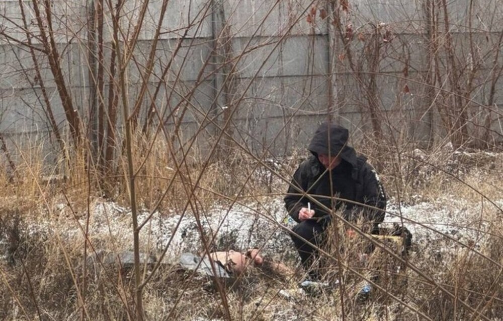У Кривому Розі серед вулиці знайшли напів оголений труп чоловіка