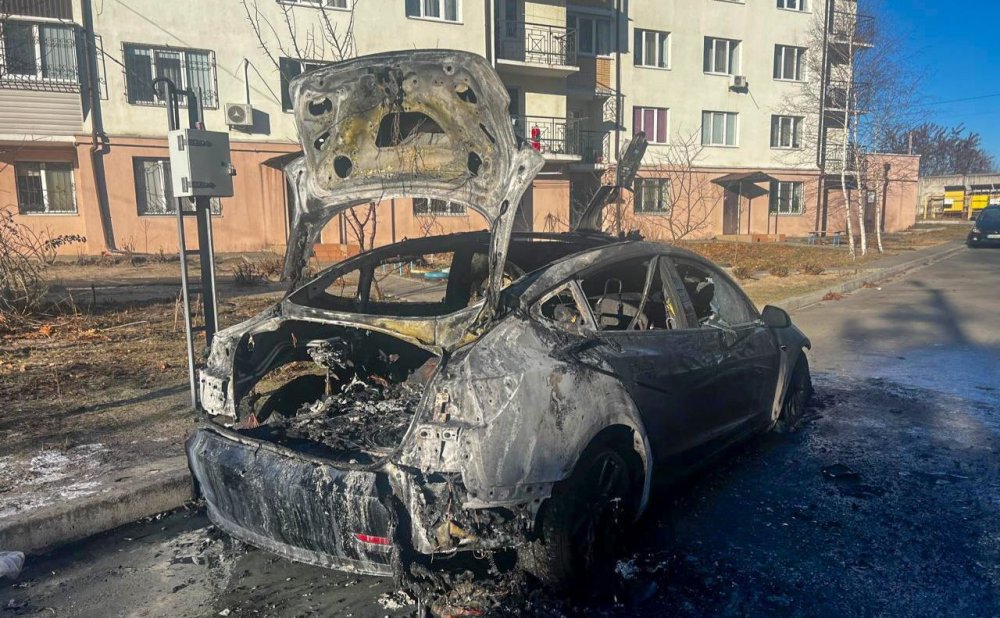 Під Києвом мстивий чоловік спалив сусідський автомобіль Tesla
