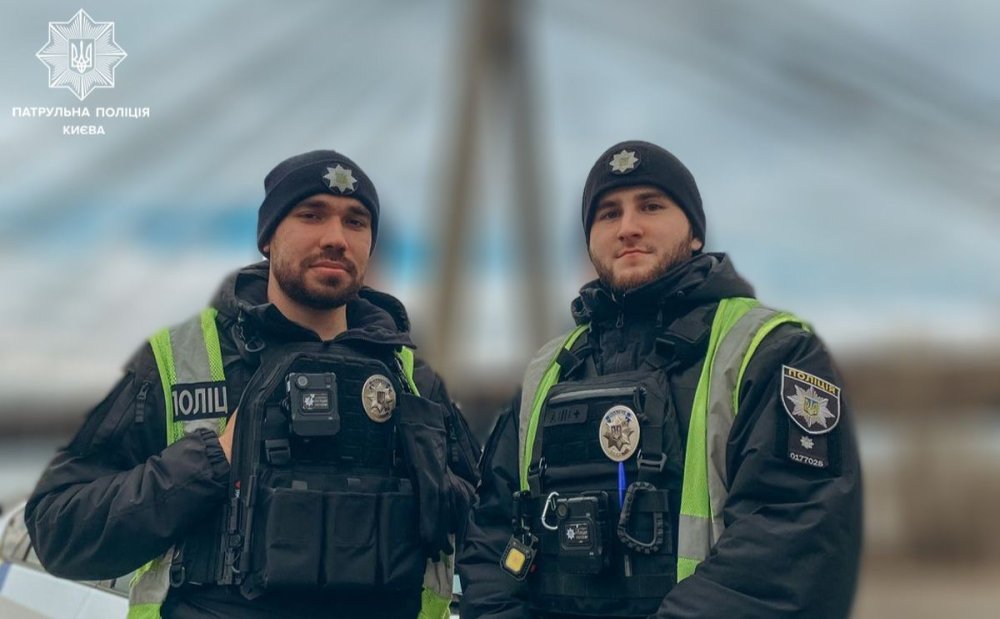 Зняли з мосту в останню хвилину: патрульні врятували киянку від самогубства
