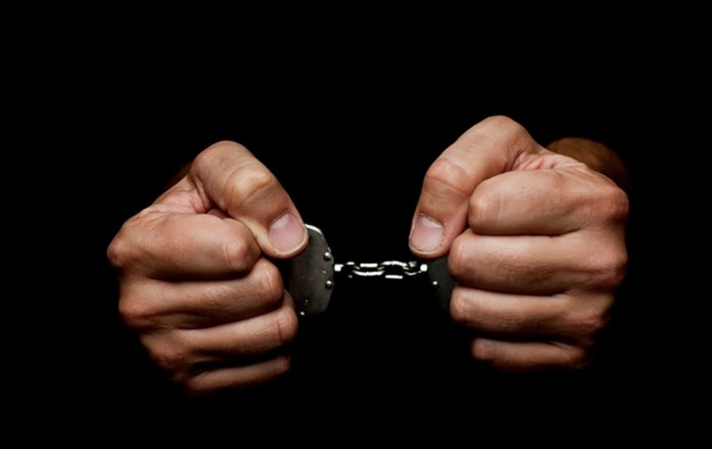 Поліцейського ув’язнили на 4 роки за обшук і побиття чоловіка, який після того помер