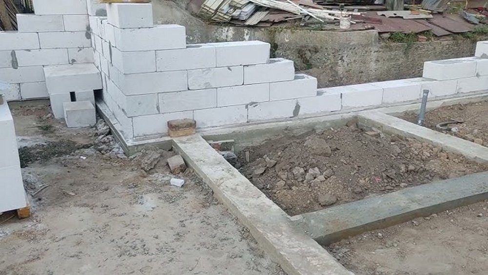 На Дніпропетровщині правоохоронний начальник використовував підлеглих для будівництва власного будинку