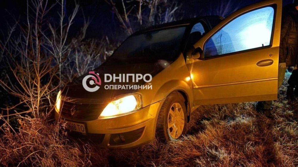 На трасі Дніпро-Кривий Ріг п'яний водій Renault "злетів" з дороги (ФОТО)