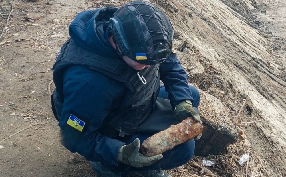 У Києві в річці Либідь знайшли артилерійські снаряди (ФОТО)