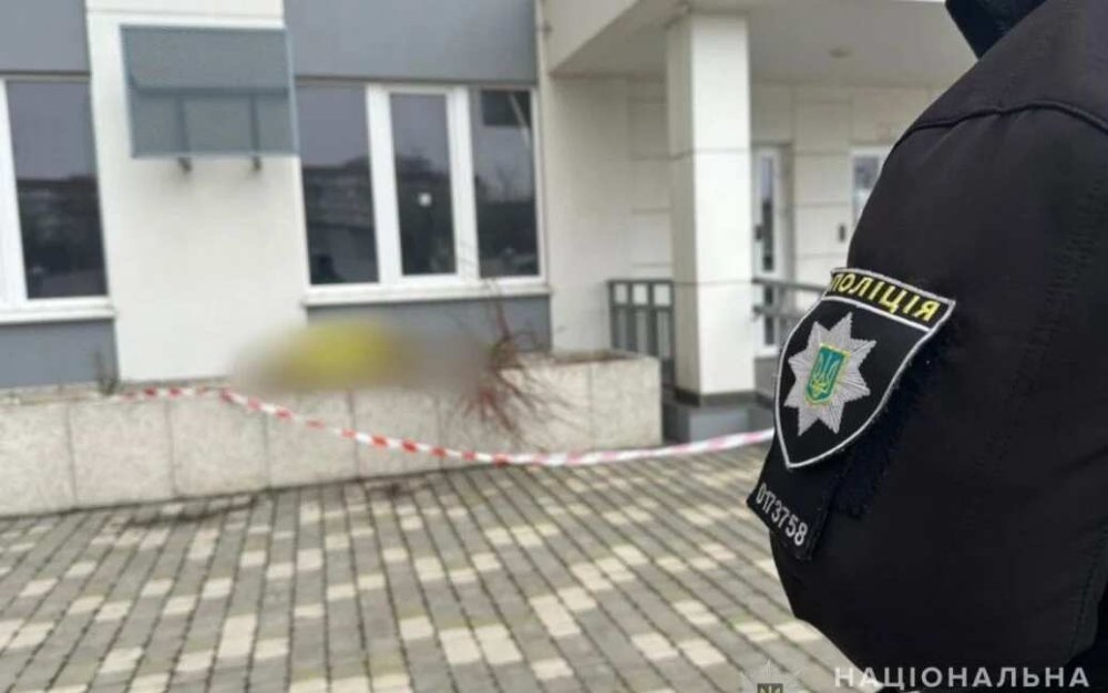 Поліцейські встановлюють обставини падіння з 16-го поверху матері з дитиною в Одесі