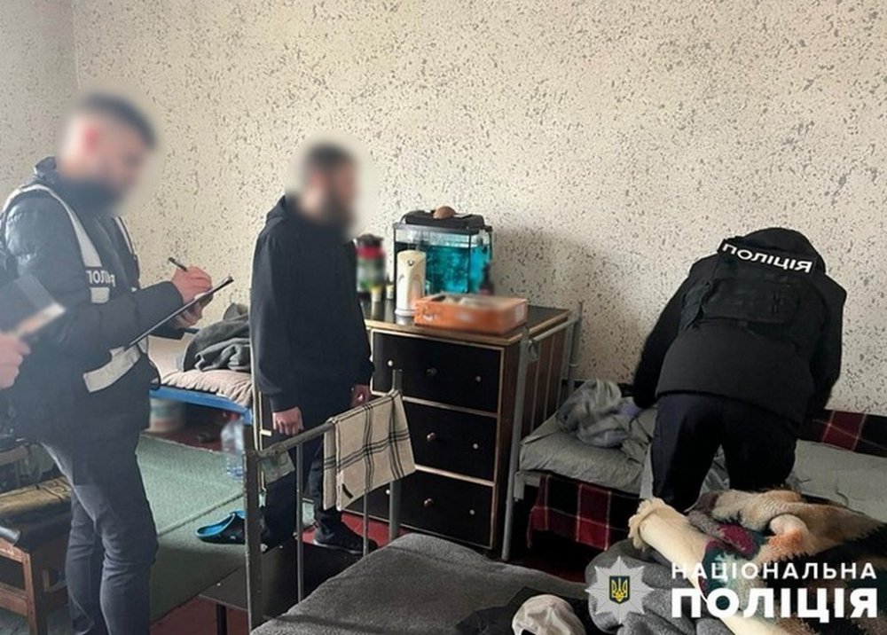 Четверо зеків з виправної колонії на Житомирщині ошукували чоловіків під приводом надання інтимних послуг