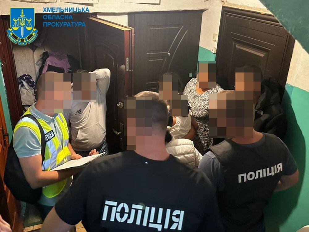 Спустошували кишені, гаманці та банківські карти жертв: на Хмельниччині судитимуть банду крадіїв