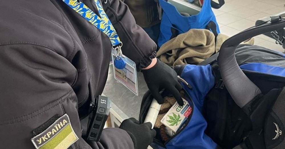 У Раві-Руській в американця виявили жуйки з канабідіолом