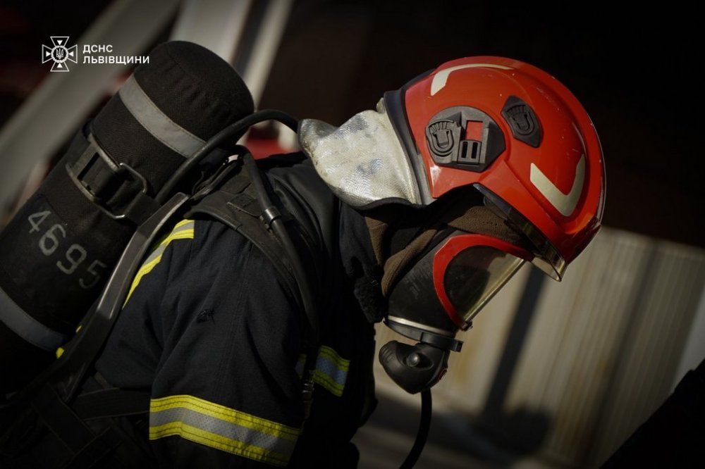 У Львові рятувальники врятували двох людей під час пожежі у квартирі