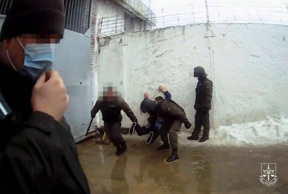 Судитимуть п’ятьох працівників виправної колонії на Полтавщині, які катували засуджених