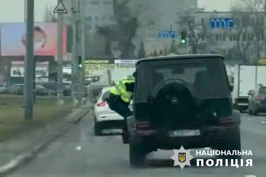 У Києві затримано водія престижного Mercedes-Benz, який чинив злісний опір поліції (ФОТО)