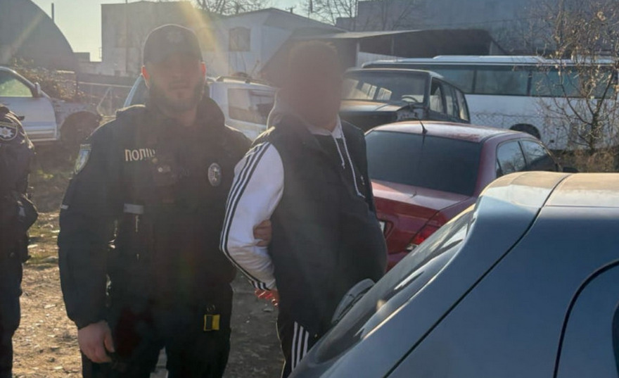 П'яний ужгородець викрав авто у чоловіка, коли той зачиняв ворота