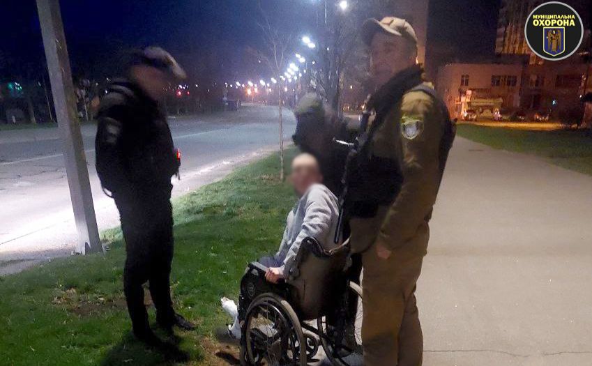 У Києві п’яні чоловіки вчили бешкет у лікарні та намагалися втекти на кріслі колісному