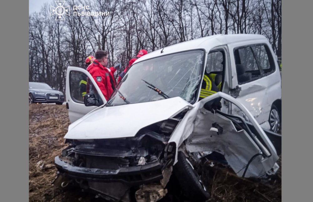 ДТП на Львівщині: рятувальники деблокували двох людей (ФОТО)