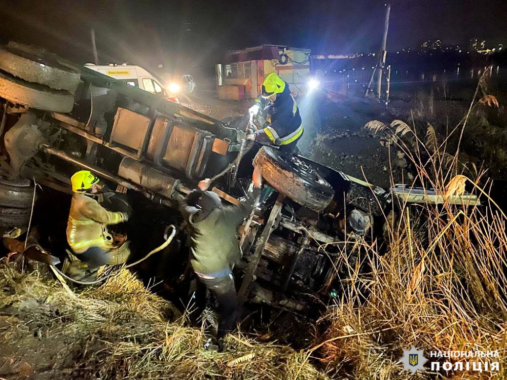 На Рівненщині помер у лікарні водій вантажівки, яка перекинулася у водойму (ФОТО)