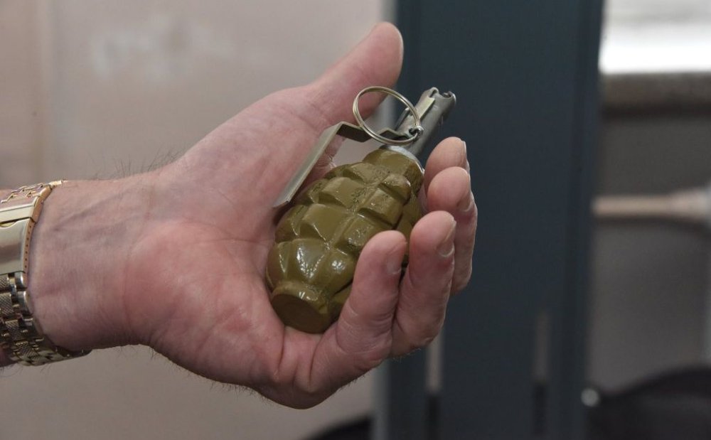На Київщині чоловік напідпитку погрожував рідній матері гранатою
