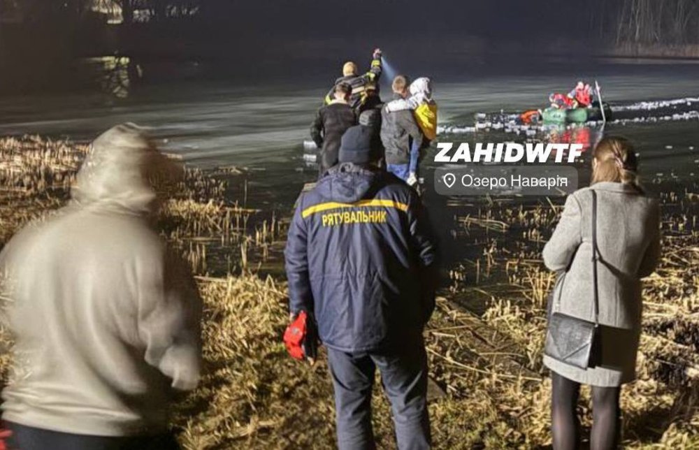 На Львівщині врятували собаку, який провалився під лід: розшукують власників пса (ФОТО)