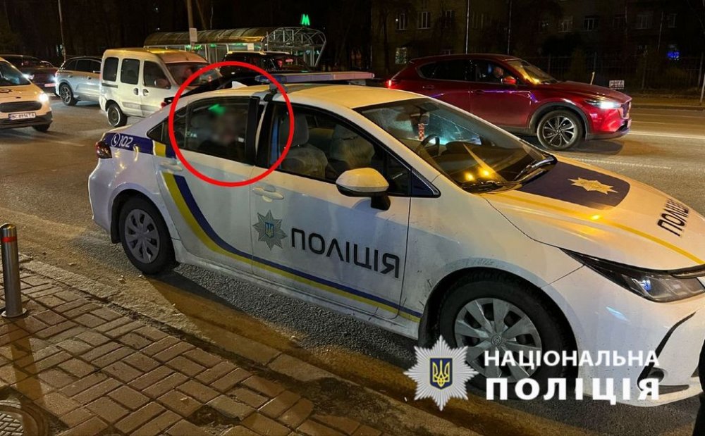 У Голосіївському районі затримали чоловіка, який опирався правоохоронцям та пошкодив поліцейське авто