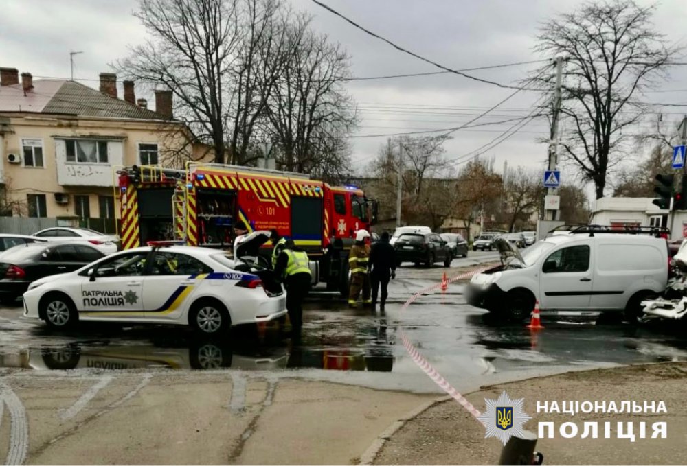 В Одесі поліція встановлює обставини ДТП за участю 5 автівок (ФОТО)