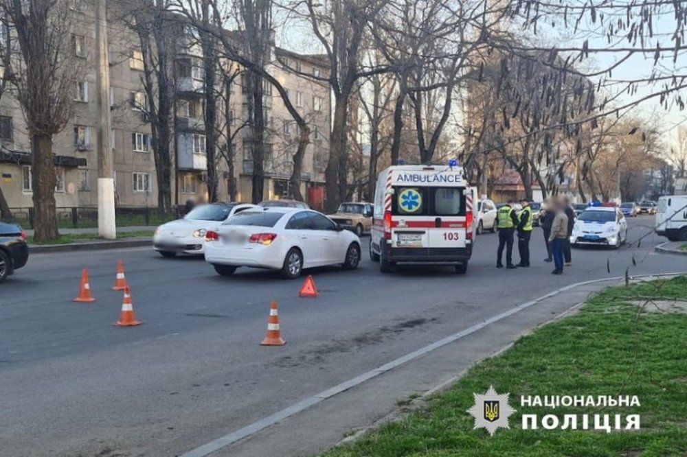 В Одесі маленька школярка раптово вибігла на дорогу та потрапила під автомобіль