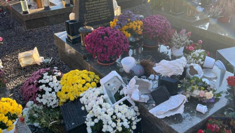 Львів’янку, яка пошкодила десятки могил воїнів, примусово госпіталізували до психлікарні