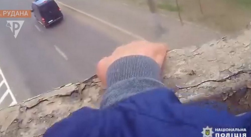 Поліцейський врятував мешканця Кривого Рогу, який збирався зістрибнути з мосту (ВІДЕО)