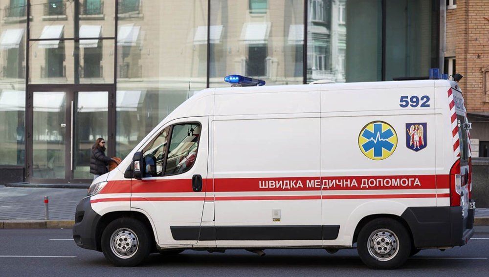Викликав швидку з останніх сил: в Святошинському районі порізали чоловіка