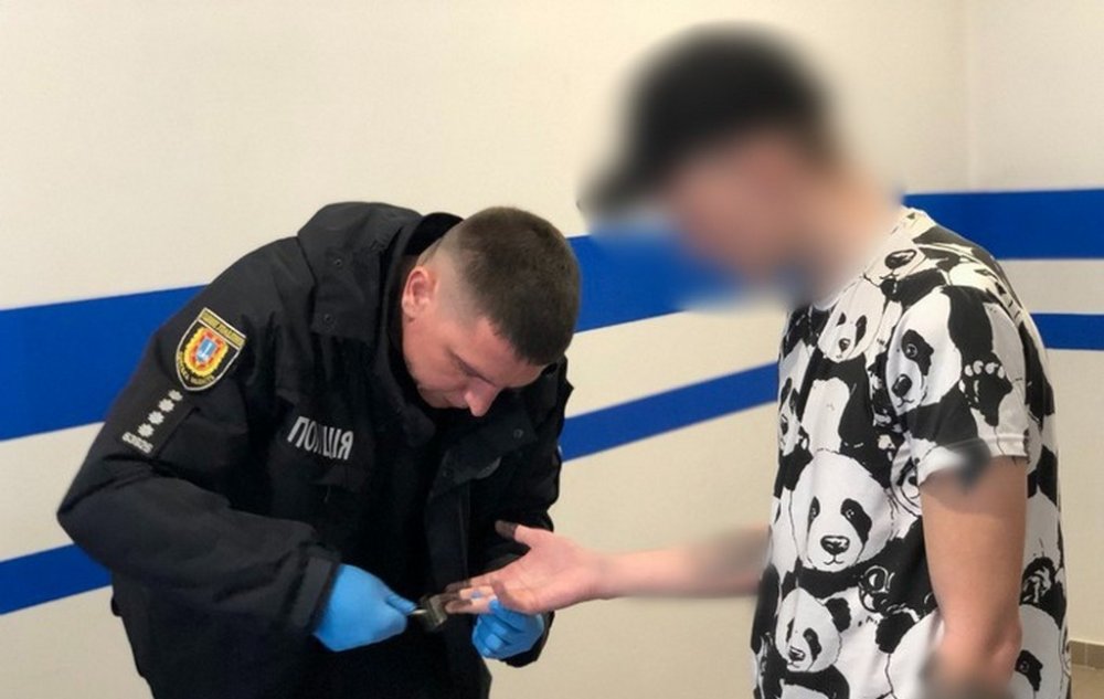 Пограбував неповнолітню: в Білгороді-Дністровському оперативно затримали зловмисника
