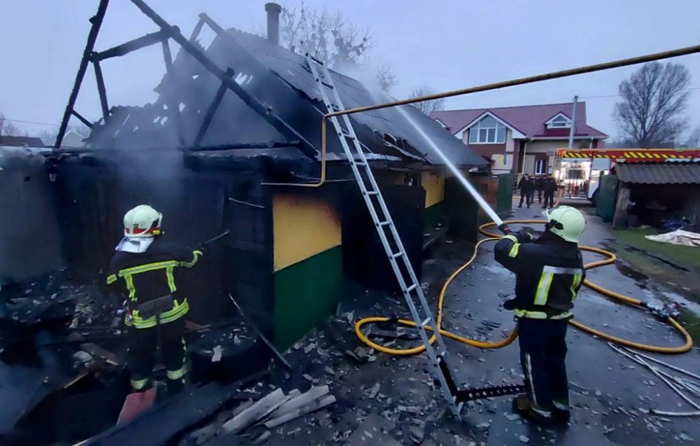 На Житомирщині у палаючій літній кухні пожежні натрапили на тіло людини