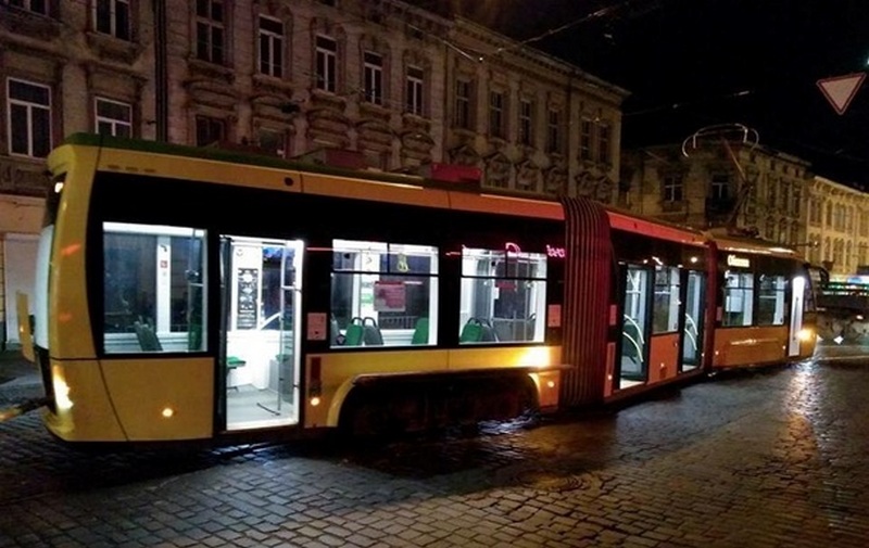 У Львові під колесами трамвая загинув чоловік (ФОТО)