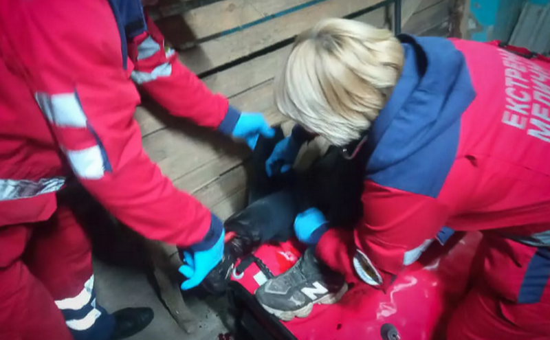 На Київщині чоловік упав в яму та напоровся на штир