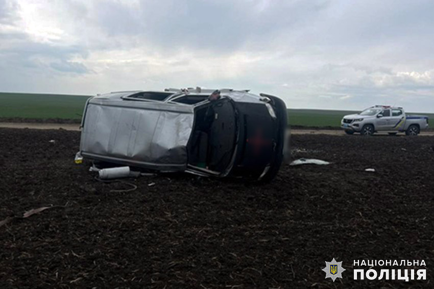 На Хмельниччині через п’яного водія перекинувся бусик: є загиблий та поранені