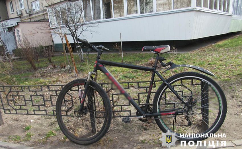У Києві спіймали рецидивіста, який серед білого дня поцупив велосипед у кур’єра