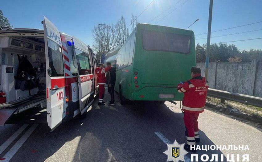 «Швидкі» забирають поранених: у Києві маршрутка протаранила вантажівку (ФОТО)