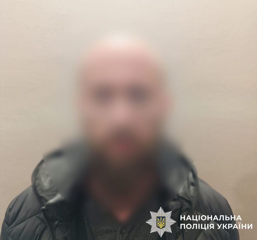 У Києві чоловік жорстоко побив рідну матір і залишив помирати