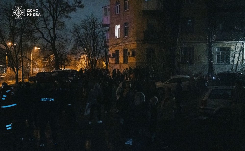 Пожежа у гуртожитку на Подолі: з будівлі евакуювали 10 людей (ФОТО)