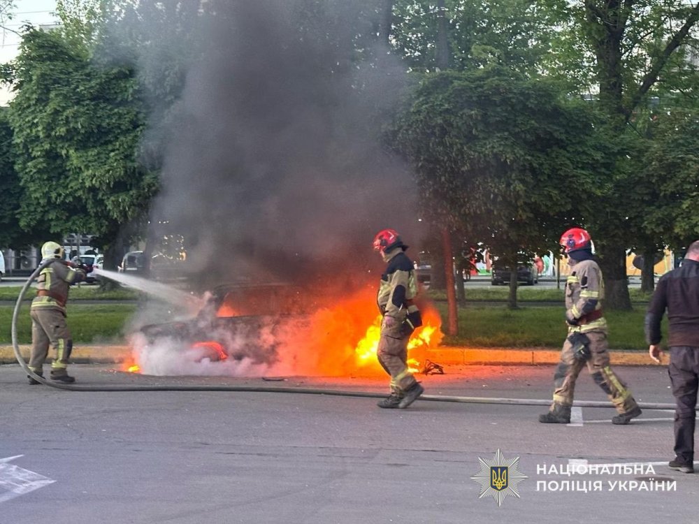 В Ужгороді через дитячі пустощі спалахнув автомобіль (ФОТО)