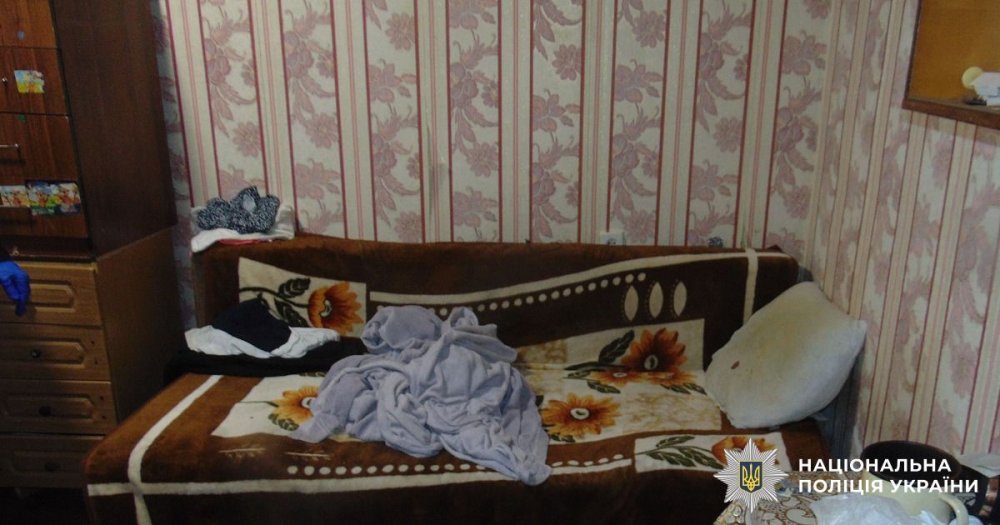 У Києві чоловік забив до смерті жінку та повернувся за стіл